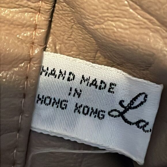 La Regale tan metal mesh magnetic closure bag, handmade in Hong Kong Vintage - Picture 9 of 16